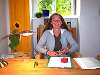 Die Homöopathin Claudia Hille in der Praxis